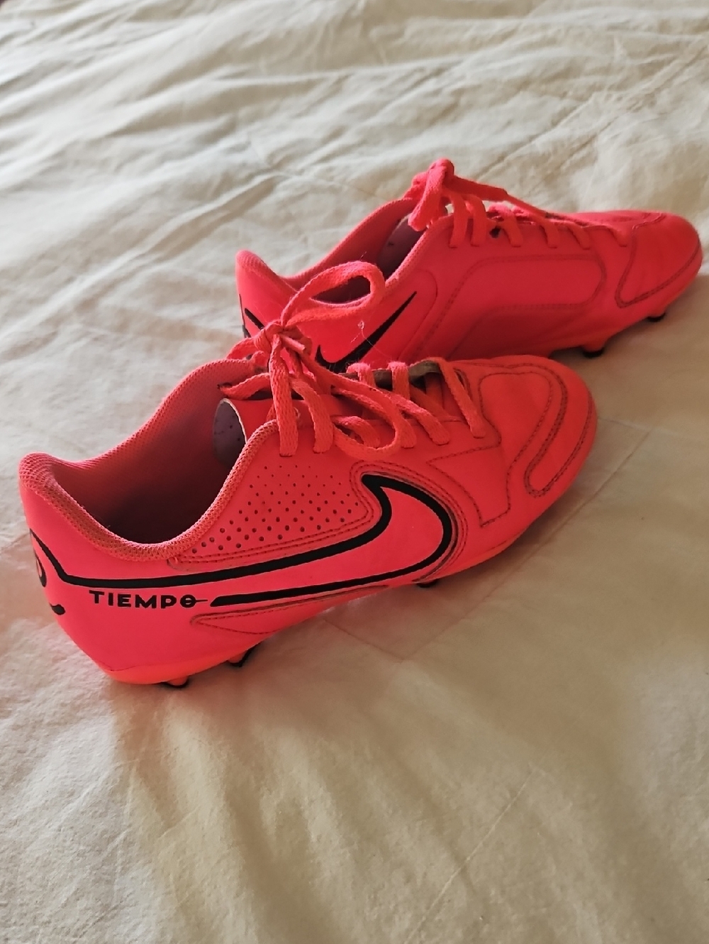 Nike Kids' Tiempo Soccer Cleats 2.5 Y in Neon Pink with Black Swoosh